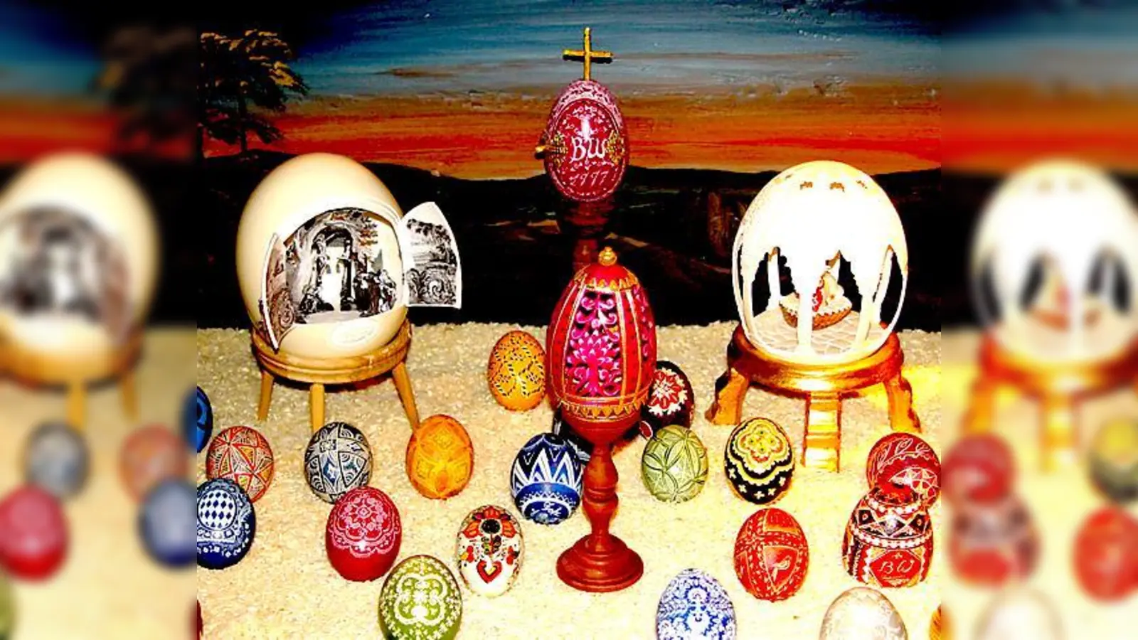 Auch ein Osterbrauch bei den Wasmeiers: handbeareitete Ostereier von Künstler Günther Wasmeier und Sohn Markus.	 (Foto: Wasmeier Museum)