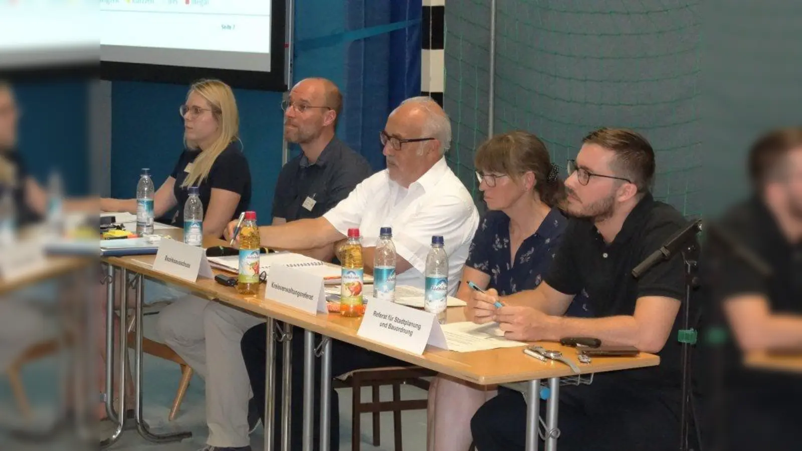 Günter Keller (Mitte), Vorsitzender des Bezirksausschusses 7 Sendling-Westpark, leitete die Einwohnerversammlung. Neben ihm (von links): Laura Konrad und Ingomar Thaler (Geschäftsstelle Süd), Susanne Heinrich (Kreisverwaltungsreferat) und Benjamin Stjepanovic (Referat für Stadtplanung und Bauordnung). (Foto: tab)