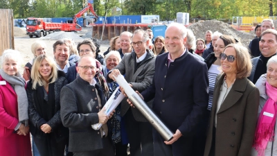 Schulleiter Jörg Schnadel, Architekt Tobias Mattes von Köhler und Landrat Christoph Göbel (vorne von links) mit der Zeitkapsel, die in den Grundstein für den Erweiterungsbau des Beruflichen Schulzentrums gelegt wurde. (Foto: bas)