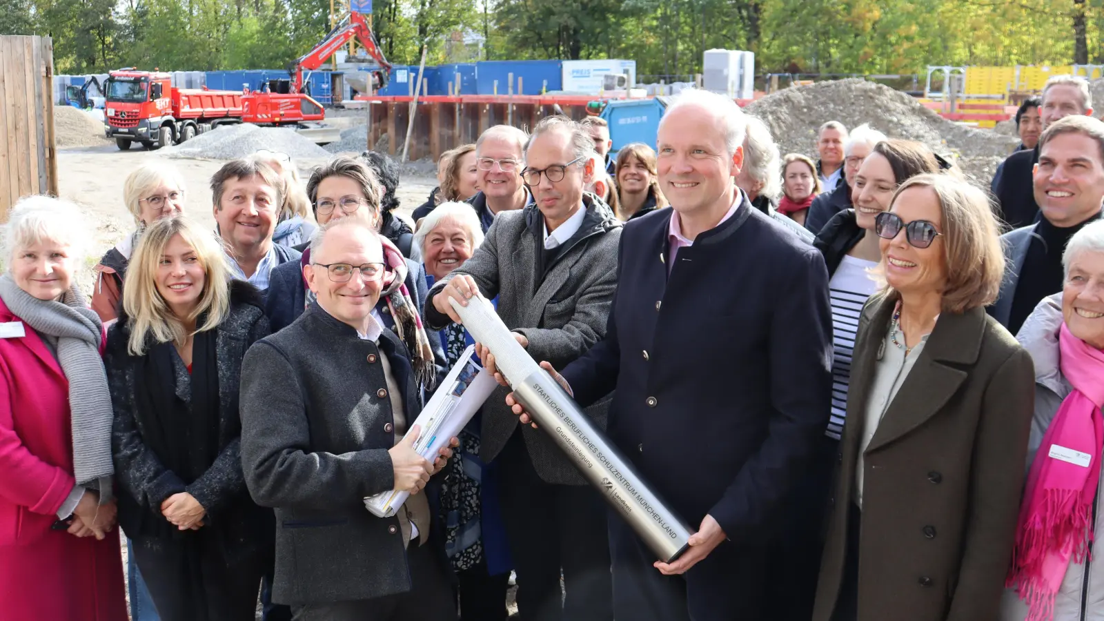 Schulleiter Jörg Schnadel, Architekt Tobias Mattes von Köhler und Landrat Christoph Göbel (vorne von links) mit der Zeitkapsel, die in den Grundstein für den Erweiterungsbau des Beruflichen Schulzentrums gelegt wurde. (Foto: bas)