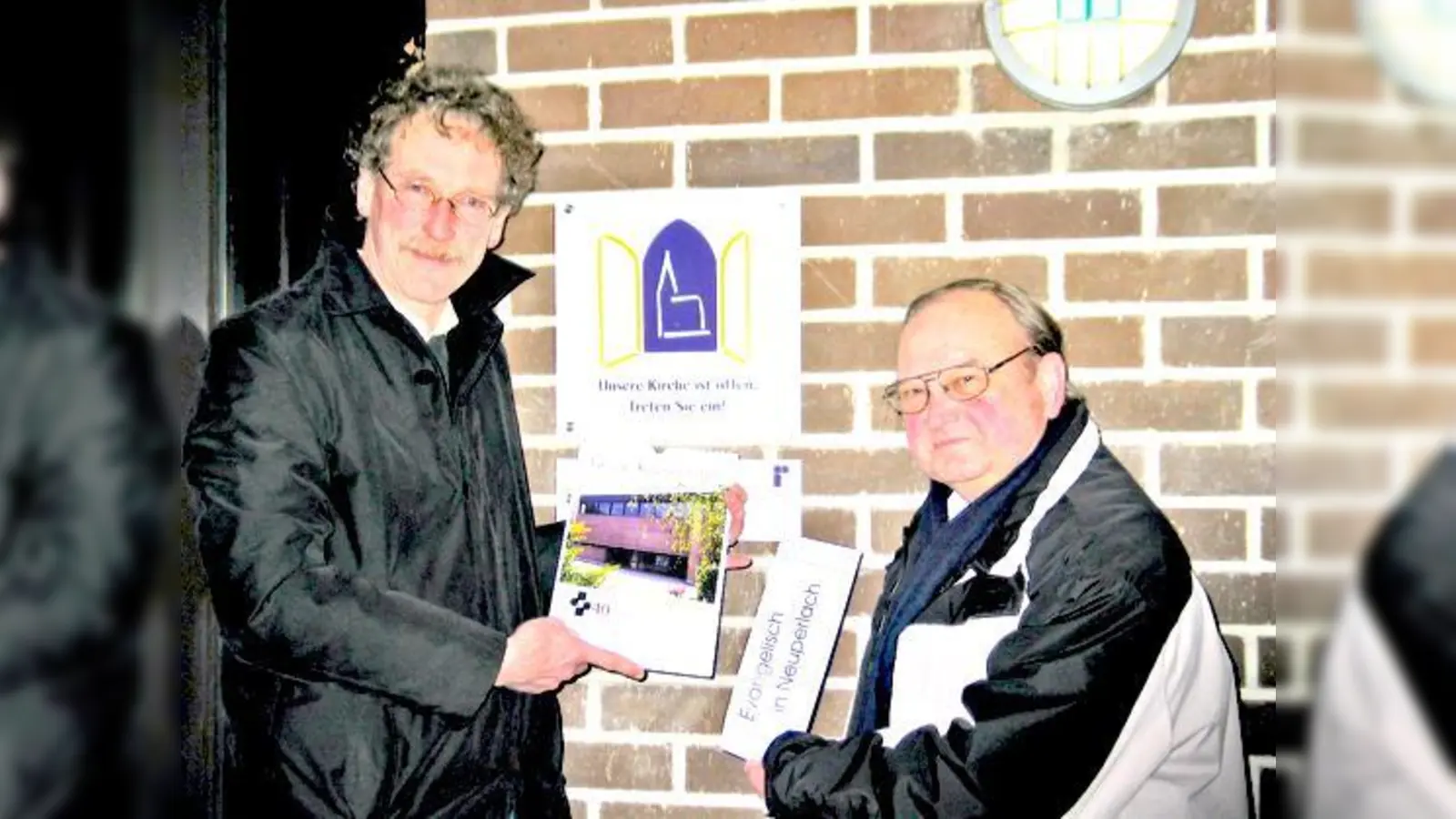 Gerhard Rupprecht (l.) und Hans-Jürgen Wege präsentieren den Festkalender zum 40-jährigen Jubiläum der Lätare-Kirche. 	 (Foto: Boschert)