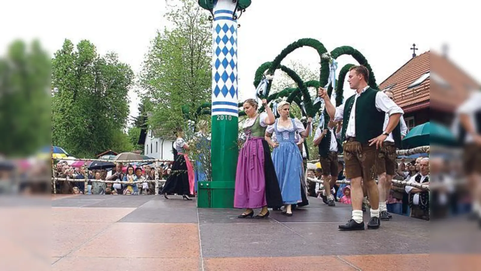 Bis der Burschenverein Taufkirchen am 2. Mai zum Tanz um den Maibaum einladen kann, gibt es noch jede Menge zu tun.	 (Foto: Burschenverein Taufkirchen)