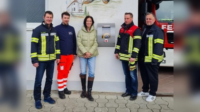 Der neue Defibrillator wurde außen am Feuerwehrhaus angebracht: v.l. Christian Wagner (1. Vorstand FFW Drößling), Ludwig Zitzelsberger (BRK-Bereitschaft Seefeld), Dr. Uta Werthern, Christoph Preininger (1. Kommandant FFW Drößling) und Matthias Wenig (Schriftführer FFW Drößling).. (Foto: FFW Drößling)