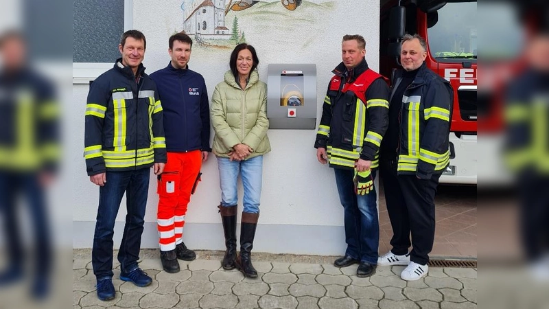 Der neue Defibrillator wurde außen am Feuerwehrhaus angebracht: v.l. Christian Wagner (1. Vorstand FFW Drößling), Ludwig Zitzelsberger (BRK-Bereitschaft Seefeld), Dr. Uta Werthern, Christoph Preininger (1. Kommandant FFW Drößling) und Matthias Wenig (Schriftführer FFW Drößling).. (Foto: FFW Drößling)