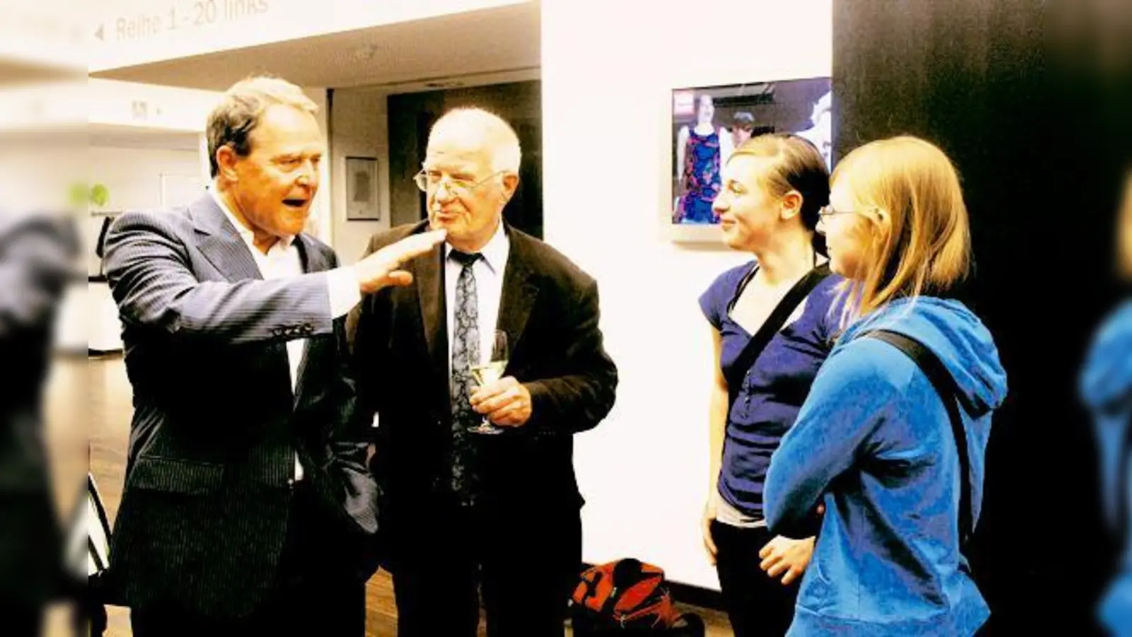 Im Volkstheater stellten sich unter anderem Wolfgang Heubisch und Oskar Holl den Fragen von Nele Seumer und Lucia Kolbeck (v. l.).	 (Foto: js)