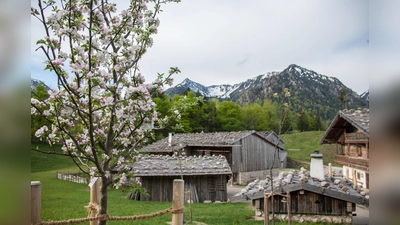 Frühling im altbayerischen Dorf. (Foto: Markus Wasmeier)