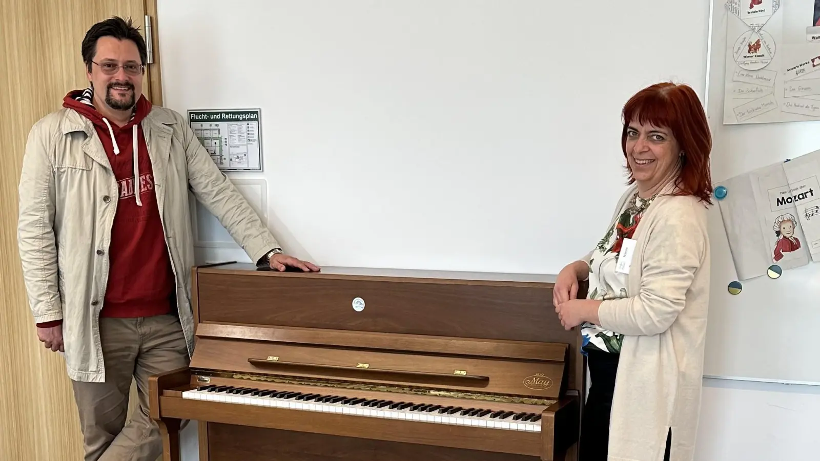 Schulleiterin Martina Jobst und Daniel Gromotka, Vorsitzender des Fördervereins, freuen sich über das gespendete Klavier für die „Schrobi“. (Foto: Martina Pekar)