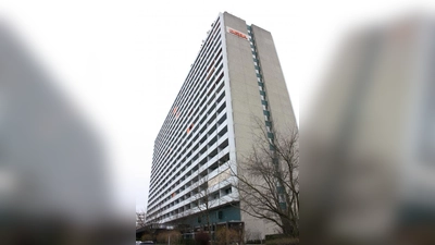 Das DEBA-Hochhaus an der Drygalski-Allee wurde als Hotel für die Olympischen Spiele geplant. Doch noch vor der Fertigstellung wurde das Gebäude in ein Apartmenthaus umgewidmet. Heute leben in dem Haus an die 1.200 Menschen; im Erdgeschoss existieren Ladenflächen. Der BA hat sich schon öfter gegen Wettbüros und Spielhallen in dem Hochhaus stark gemacht. Nun ging es um das Ladenzentrum auf der gegenüberliegenden Straßenseite. (Foto: job)