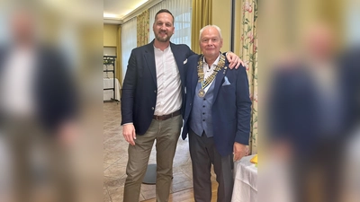 Der Rotary Club Erding hat einen neuen Präsidenten: Wolfgang Gieron (rechts) folgt Petros Giovis nach. (Foto: RC Erding)