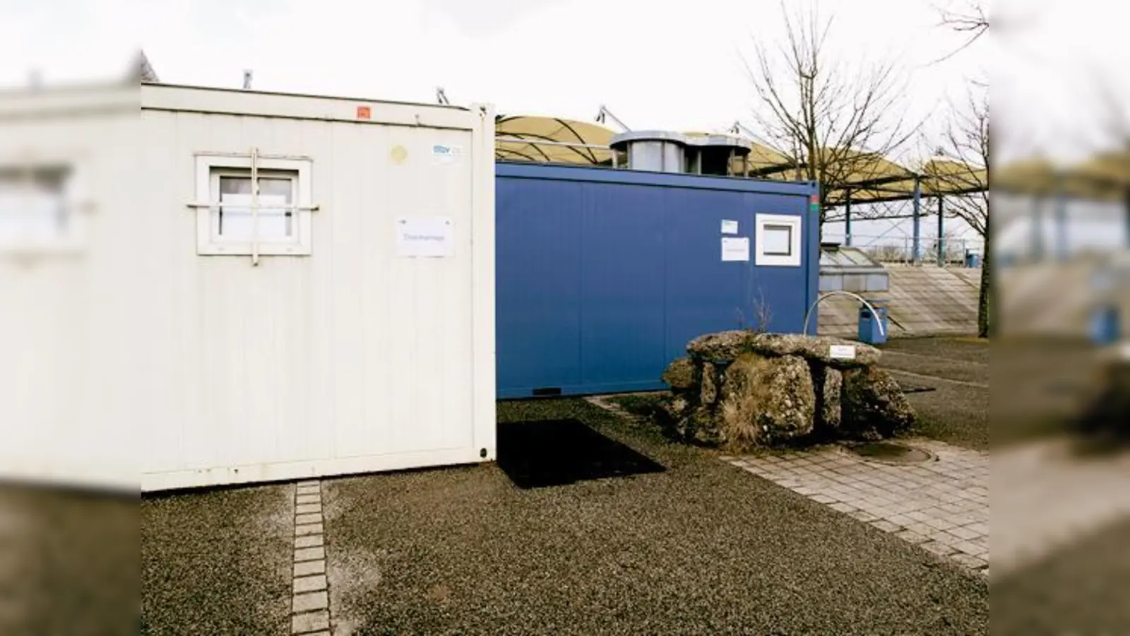 Sportler in Vaterstetten müssen derzeit in diesen Containern duschen, bis die Wasserleitungen in den Umkleidekabinen saniert worden sind.  (Foto: Ederer)