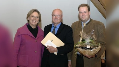 IGG-Begründer und deren langjähriger Fraktionsvorsitzender Dieter Sommer (Bildmitte) erhielt die für Bayrische Medaille in Bronze für besondere Verdienste um die kommunale Selbstverwaltung von Landrätin Johanna Rumschöttel (links) und  Bürgermeister Christoph Göbel (rechts) überreicht. (Foto: privat)