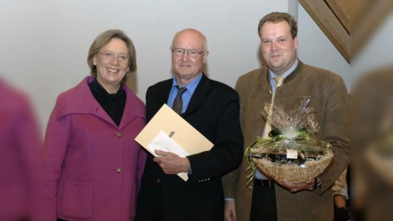 IGG-Begründer und deren langjähriger Fraktionsvorsitzender Dieter Sommer (Bildmitte) erhielt die für Bayrische Medaille in Bronze für besondere Verdienste um die kommunale Selbstverwaltung von Landrätin Johanna Rumschöttel (links) und  Bürgermeister Christoph Göbel (rechts) überreicht. (Foto: privat)