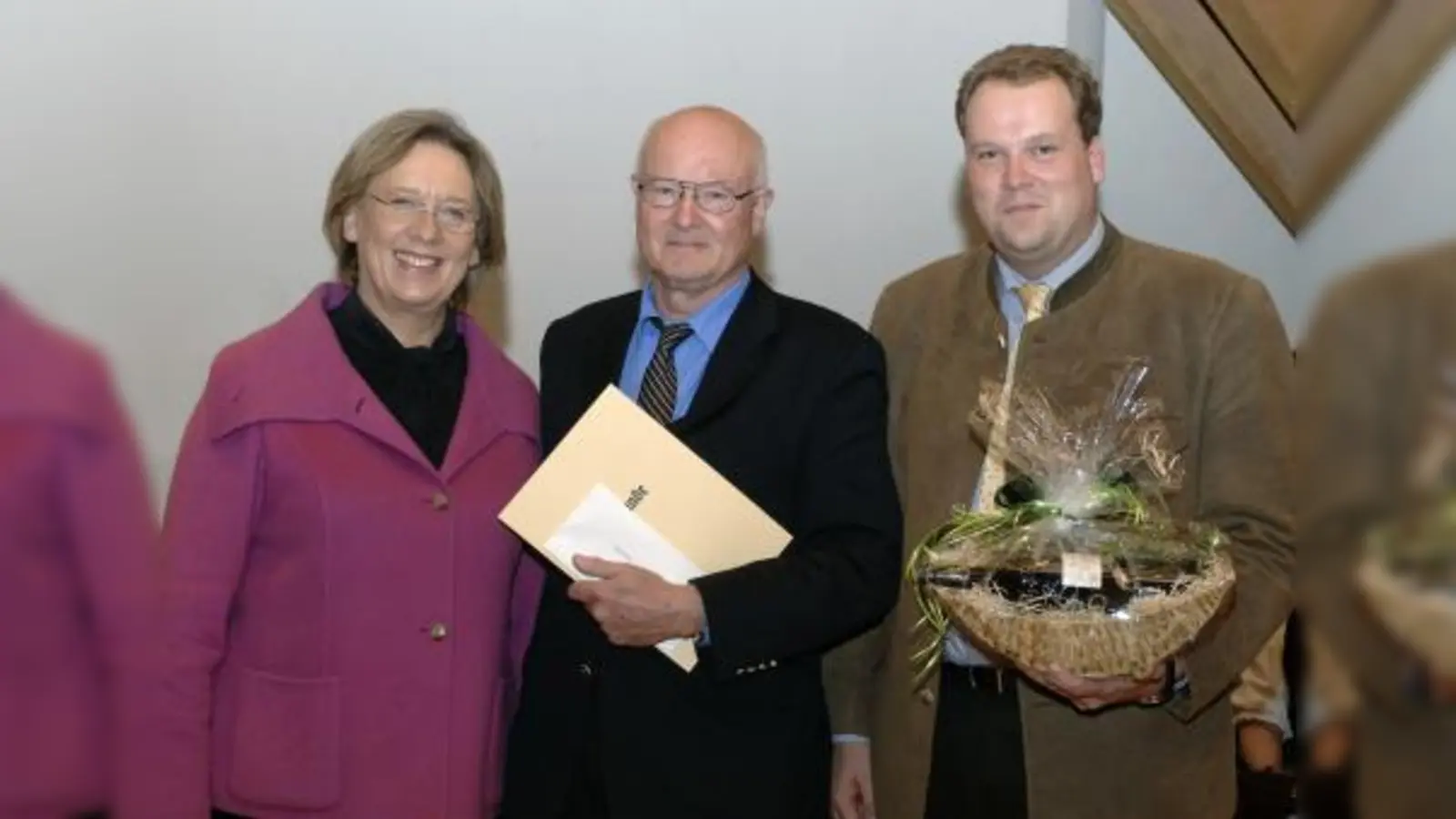 IGG-Begründer und deren langjähriger Fraktionsvorsitzender Dieter Sommer (Bildmitte) erhielt die für Bayrische Medaille in Bronze für besondere Verdienste um die kommunale Selbstverwaltung von Landrätin Johanna Rumschöttel (links) und  Bürgermeister Christoph Göbel (rechts) überreicht. (Foto: privat)
