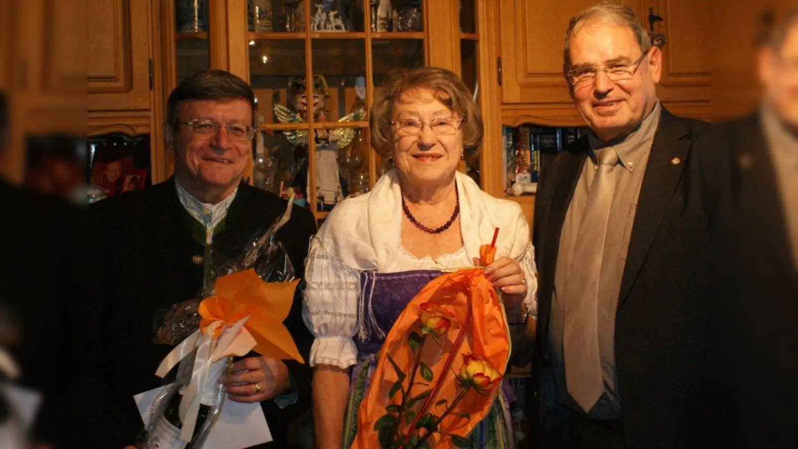 Sebastian und Juliana Riepertinger aus Germering sind seit 50 Jahren glücklich verheiratet. Der 2. Bürgermeister Wolfgang Andre gratuliert mit Blumen und Sekt zur Goldenen Hochzeit. (Foto: Eisinger)