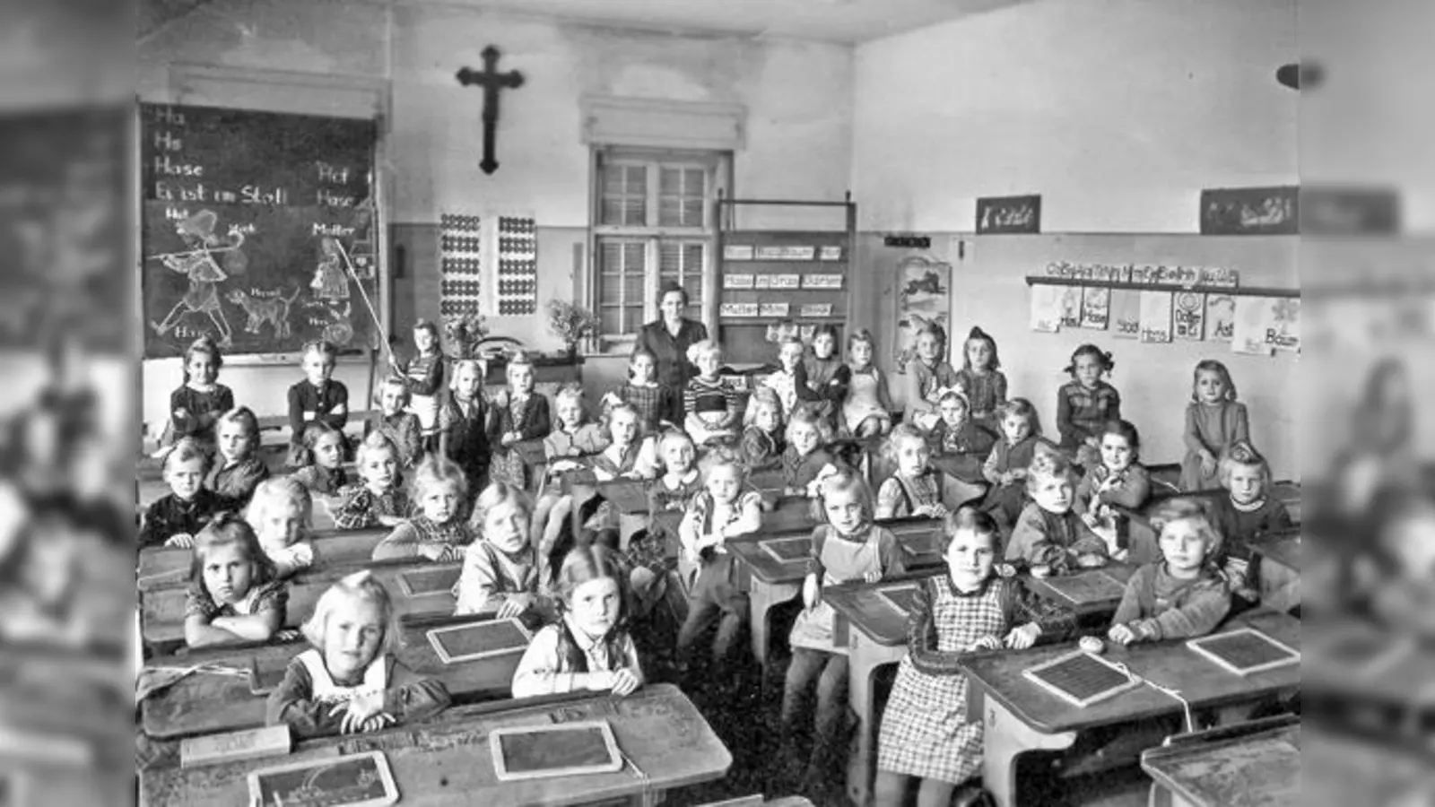 So brav saßen sie einst in ihren Klassenzimmern, die Mädchen in der 1a, die Burschen in der 1 b. Heute befindet sich in diesem Zimmer das Einwohnermeldeamt der Gemeinde Oberschleißheim.  (Foto: VA)