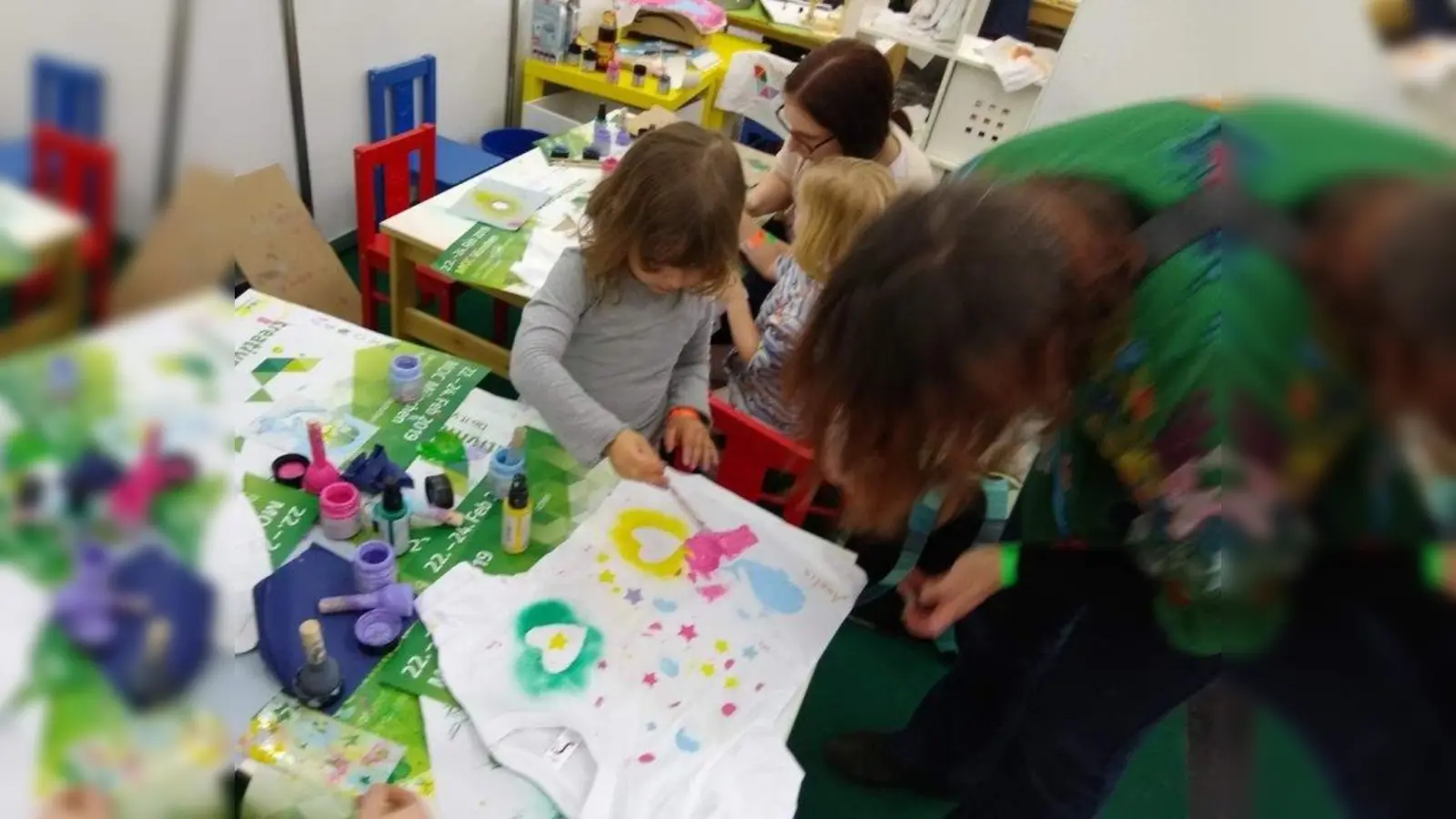 Auch die kleinsten Besucher können sich auf der Creativmesse München austoben und neue Techniken entdecken. (Foto: MPA/Pirker)