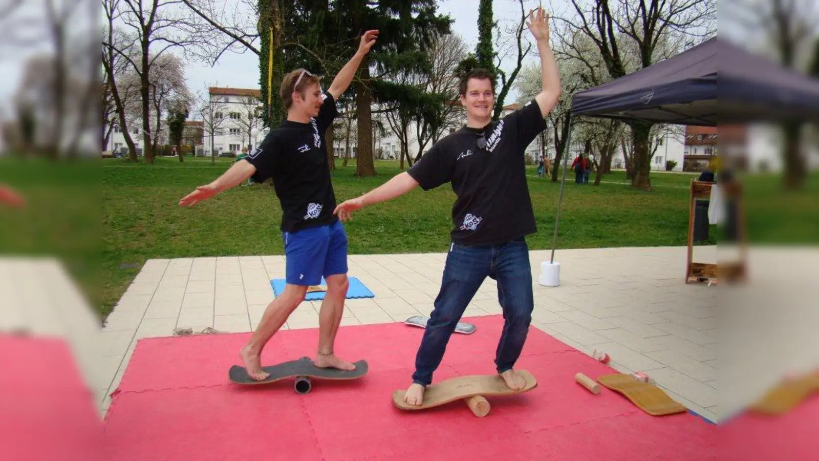 „Slackdeck Balance“ heißt die Sportart, die Andi Mall und Felix Brach auf der Gesundheitsmesse vorstellen. (Foto: pst)