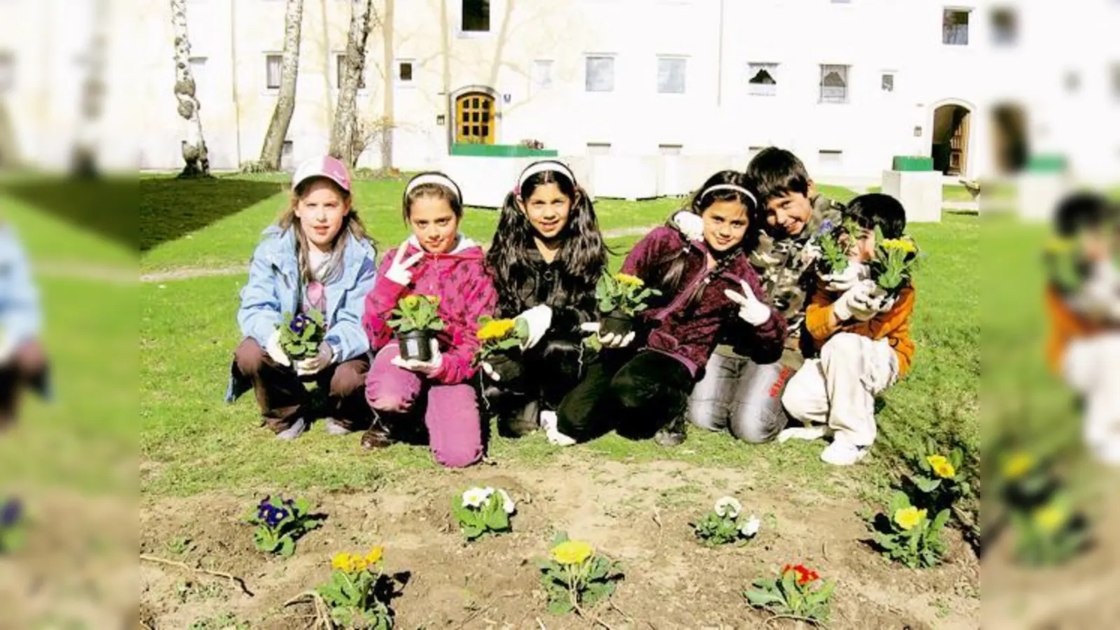 Tatkräftig machten die Kinder bei der Blumenpflanzaktion mit. 	 (Foto: VA)
