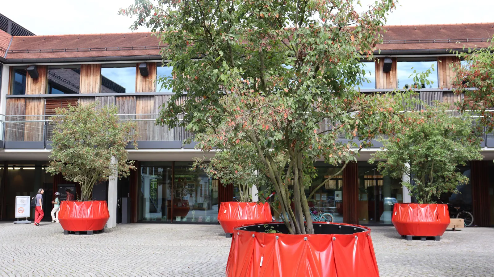 Vor der Gemeindebibliothek werden beim Flohmarkt am 11. Oktober Bücher und Spielsachen angeboten.  (Foto: mha)