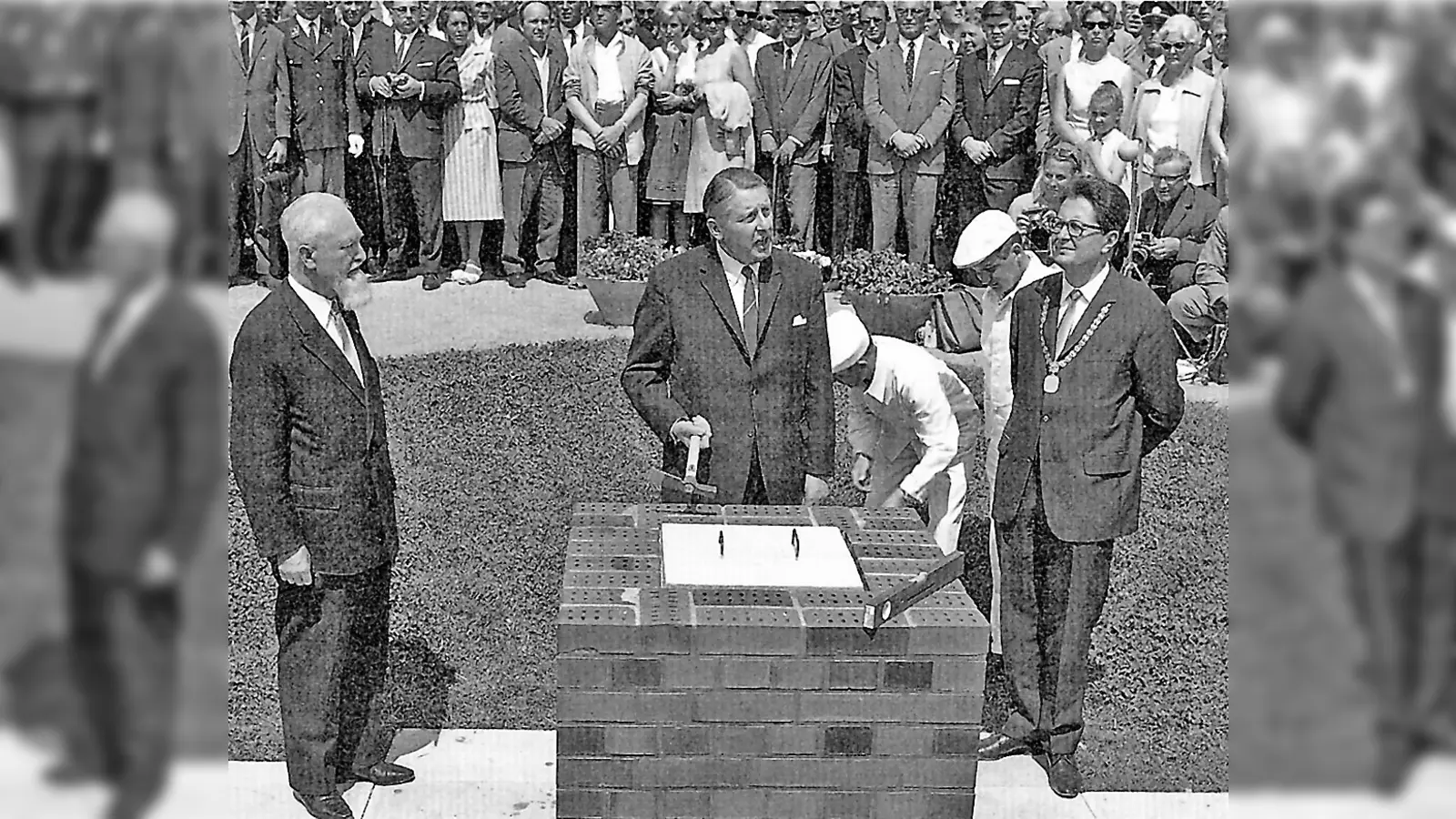 Grundsteinlegung Neuperlach Nord mit Alois Hundhammer, Lauritz Lauritzen und Oberbürgermeister Jochen Vogel. (Foto: Festring Perlach)