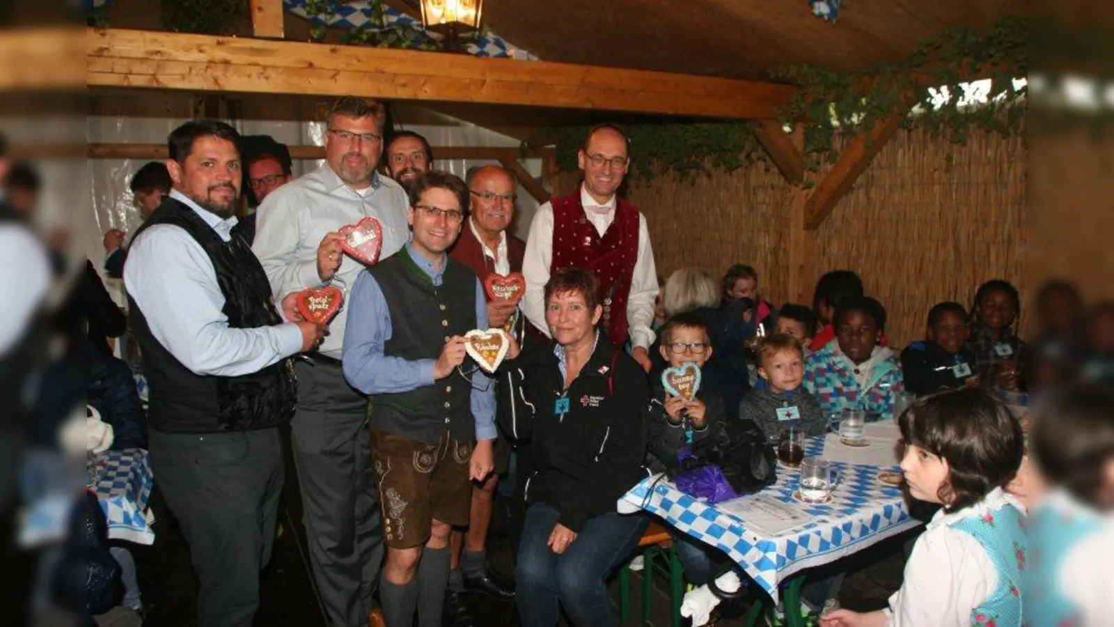 Unterstützen bedürftige Kinder (von links): Peter Walter (Spatenbrauerei), Landrat Stefan Löwl, BRK-Kreisgeschäftsführer Paul Polyfka, Dachaus Oberbürgermeister Florian Hartmann, Bezirkstagspräsident Josef Mederer, die stellvertretende BRK-Kreisvorsitzende Angelika Gumowski und der BRK-Kreisvorsitzende Bernhard Seidenath. (Foto: BRK Dachau)