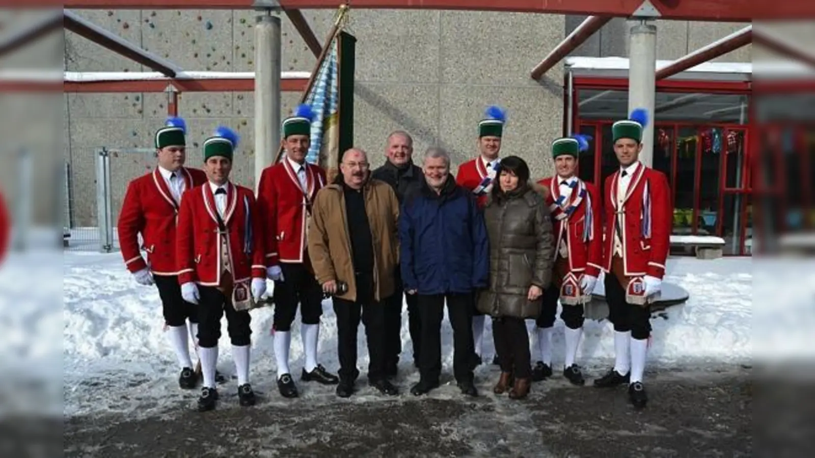 Die Vertreter der Schäfflerzunft Aschheim und v. li. Hans Schmidt (Rektor der Mittelschule), Alois Rath (Elternbeiratsvorsitzender Konrad Grundschule) Klaus Berentz (Rektor der Konrad Grundschule) und Christa Beyer (Konrektorin) der Mittelschule.  (Foto: Pr)