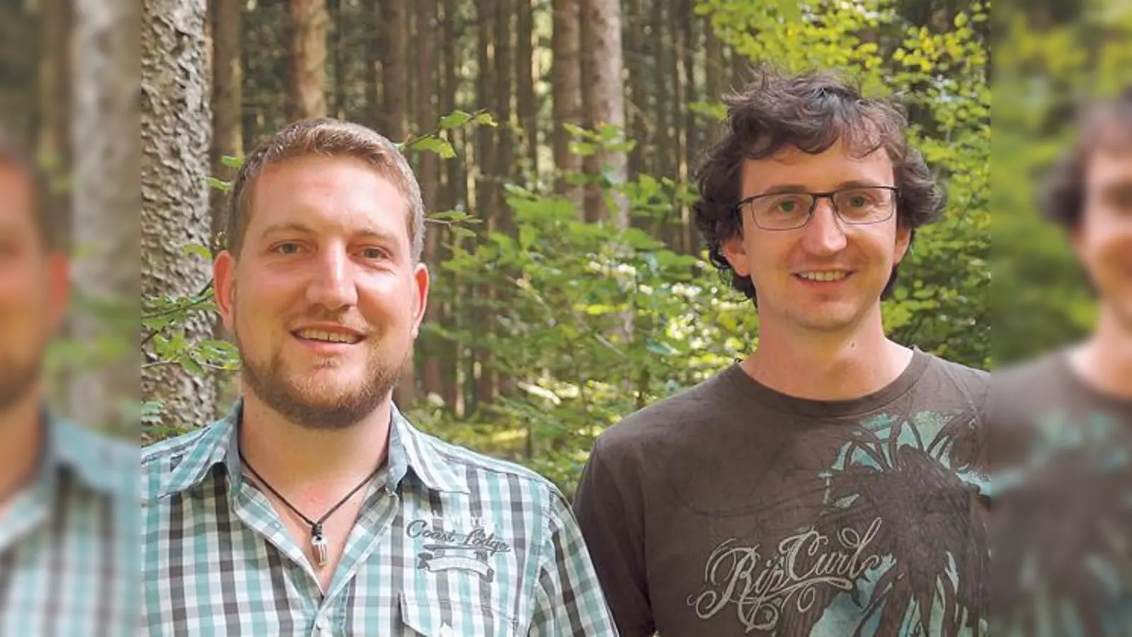 Die Förster Pflanzl und Holzäpfel (v. li.) kämpfen gegen den Borkenkäfer.	 (Foto: Stadt Ebersberg)