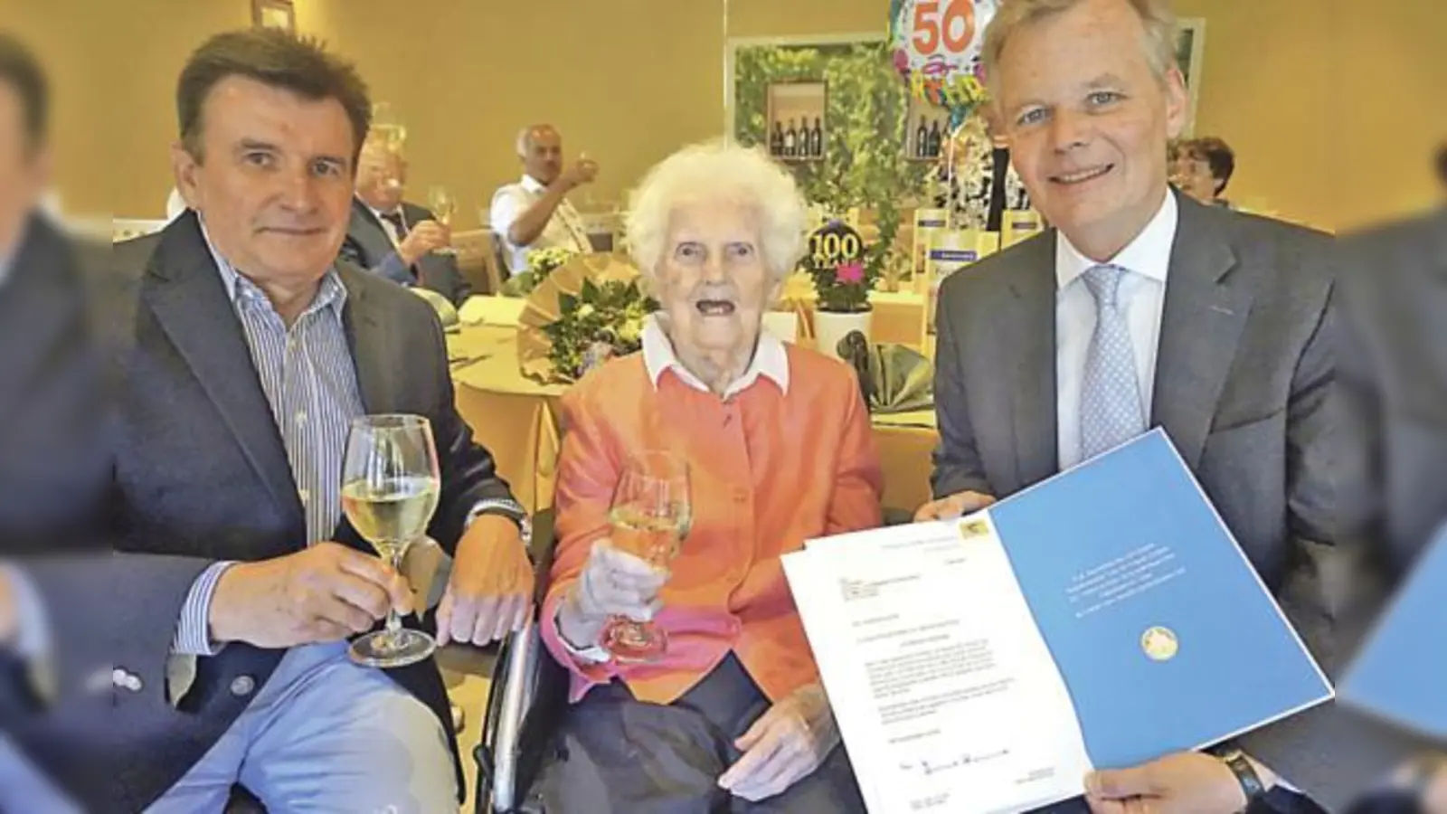 Kurt Banzerus (Neffe der Jubilarin, Therese Abt und Bürgermeister Jan Neusiedl.	 (Foto: Gemeinde Grünwald)