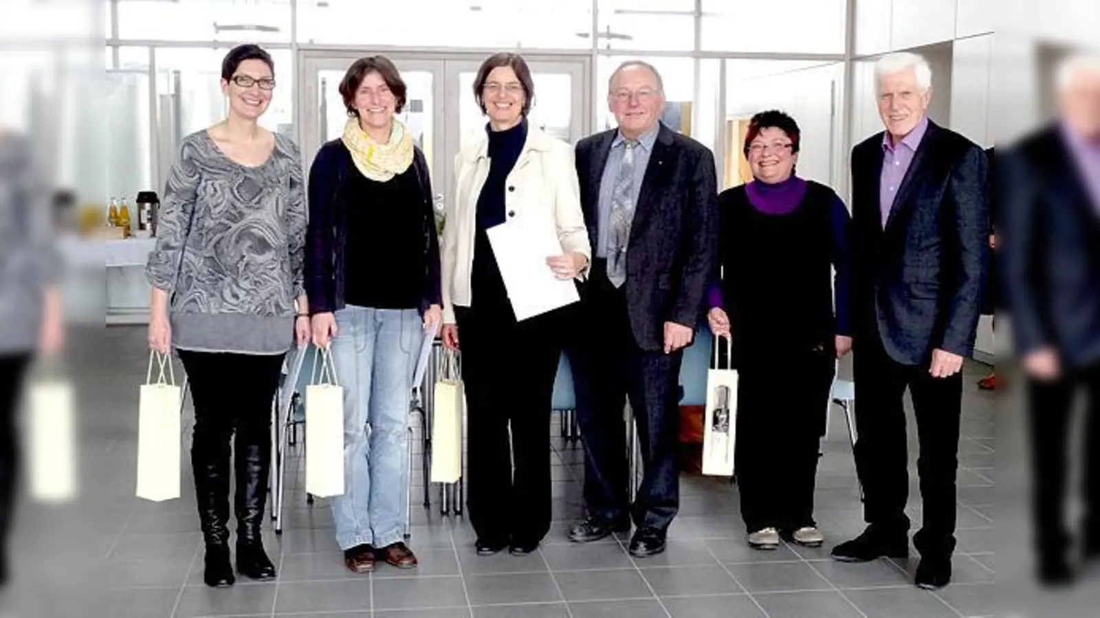 Freuten sich mit dem Riemensberger (mitte) über ihr Jubiläum: Silke Plass, Sandra Semmler, Christine Joas, Carmen Rohleder, Walter Hilger (v. l.).	 (Foto: VA)