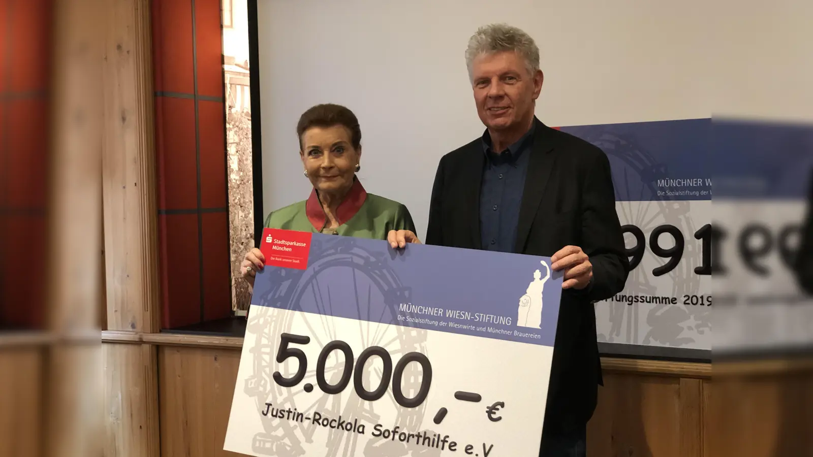 Gisela Rockola, Vorsitzende der Justin-Rockola-Soforthilfe erhielt von Oberbürgermeister Dieter Reiter einen Spendenscheck in Höhe von 5.000 Euro.  (Foto: hw)