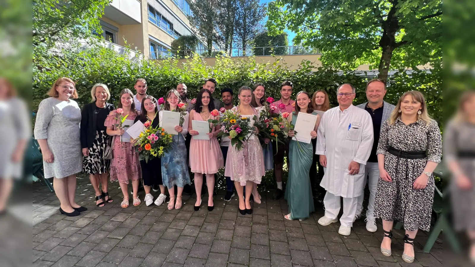 Das Team der Berufsfachschule für Pflege, die Pflegedirektion und der Landrat haben die Klasse 49 verabschiedet – sie sind jetzt examinierte Pflegefachkräfte. (F: Kreisklinik Ebersberg)