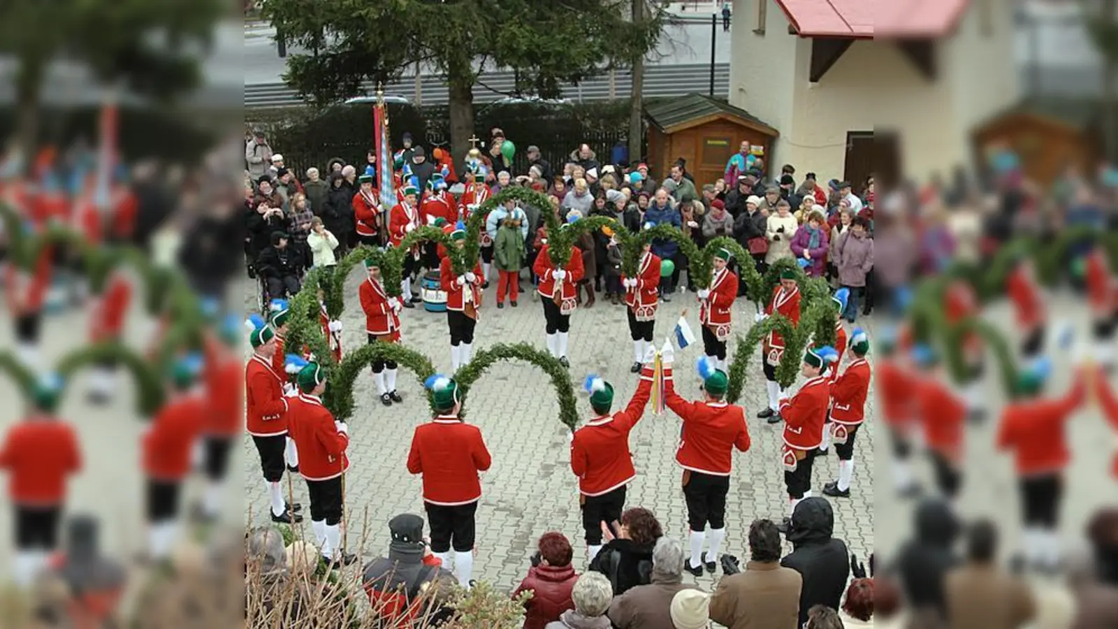 Die Aschheimer Schäfflerzunft tritt mit ihrem traditionellem Tanz in Haar auf.  (Foto: Privat)