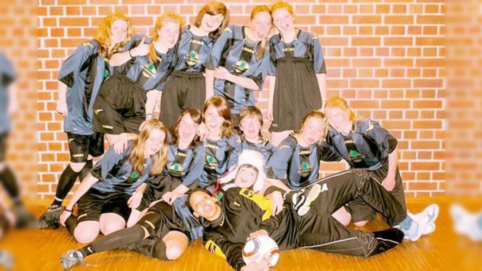 Trotz Niederlage lassen sich die Kickerinnen des FC Fasanerie ihre gute Laune nicht nehmen. (Foto: Privat)