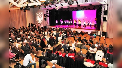 Unterschleißheim spielt fair! Mit dem Fair Trade Fußball, den Bürgermeister Böck den Trainern überreichte, bleiben die Vereine auch 2019 am Ball beim Kampf um die Podestplätze. (Foto: Fotostudio Photissimo)
