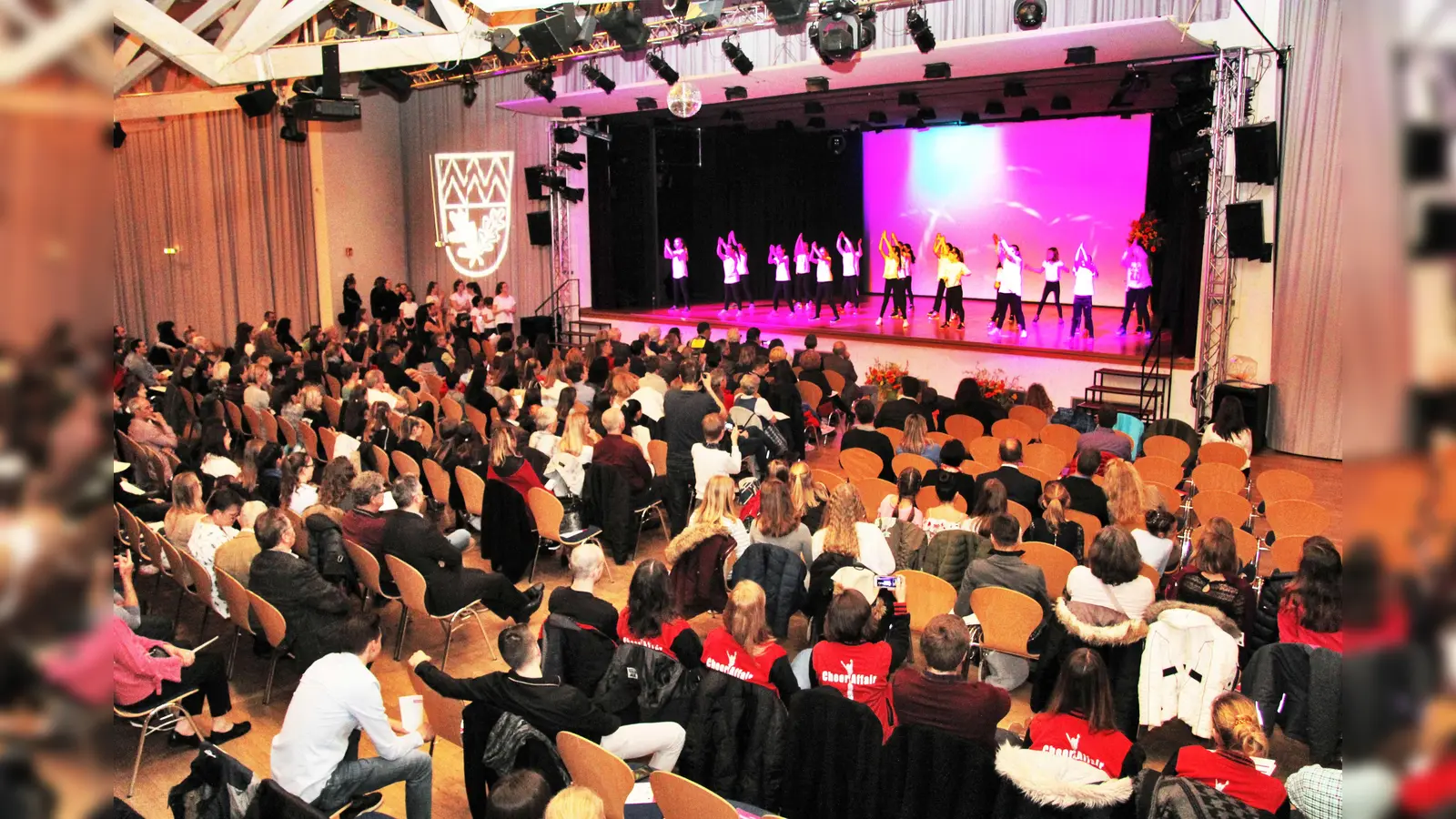 Unterschleißheim spielt fair! Mit dem Fair Trade Fußball, den Bürgermeister Böck den Trainern überreichte, bleiben die Vereine auch 2019 am Ball beim Kampf um die Podestplätze. (Foto: Fotostudio Photissimo)