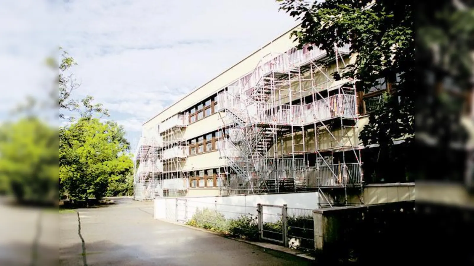 Die Grund- und Hauptschule an der Fasanenstraße ist in die Jahre gekommen. Ein Neu- und Erweiterungsbau ist deshalb notwendig.  (Foto: Woschée)