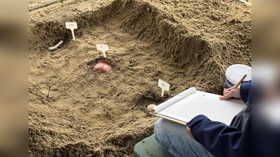 Die Funde werden wie bei einer echten Ausgrabung dokumentiert, gezeichnet und fotografiert. (Foto: pst)