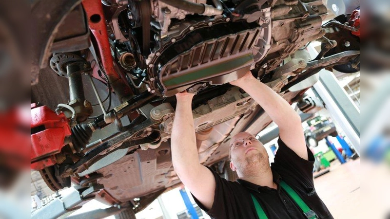 Noch gibt es reichlich offene Ausbildungsplätze - zum Beispiel zum Mechatroniker. (Foto: Foto: Tim Reckmann/pixelio.de)