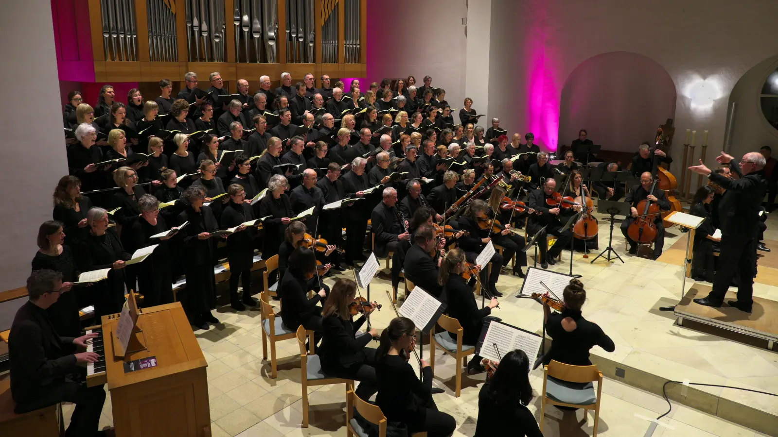 Der Chor der Himmelfahrtskirche bei der Aufführung des Mozart-Requiems.<br> (Foto: Martin Feldtkeller)