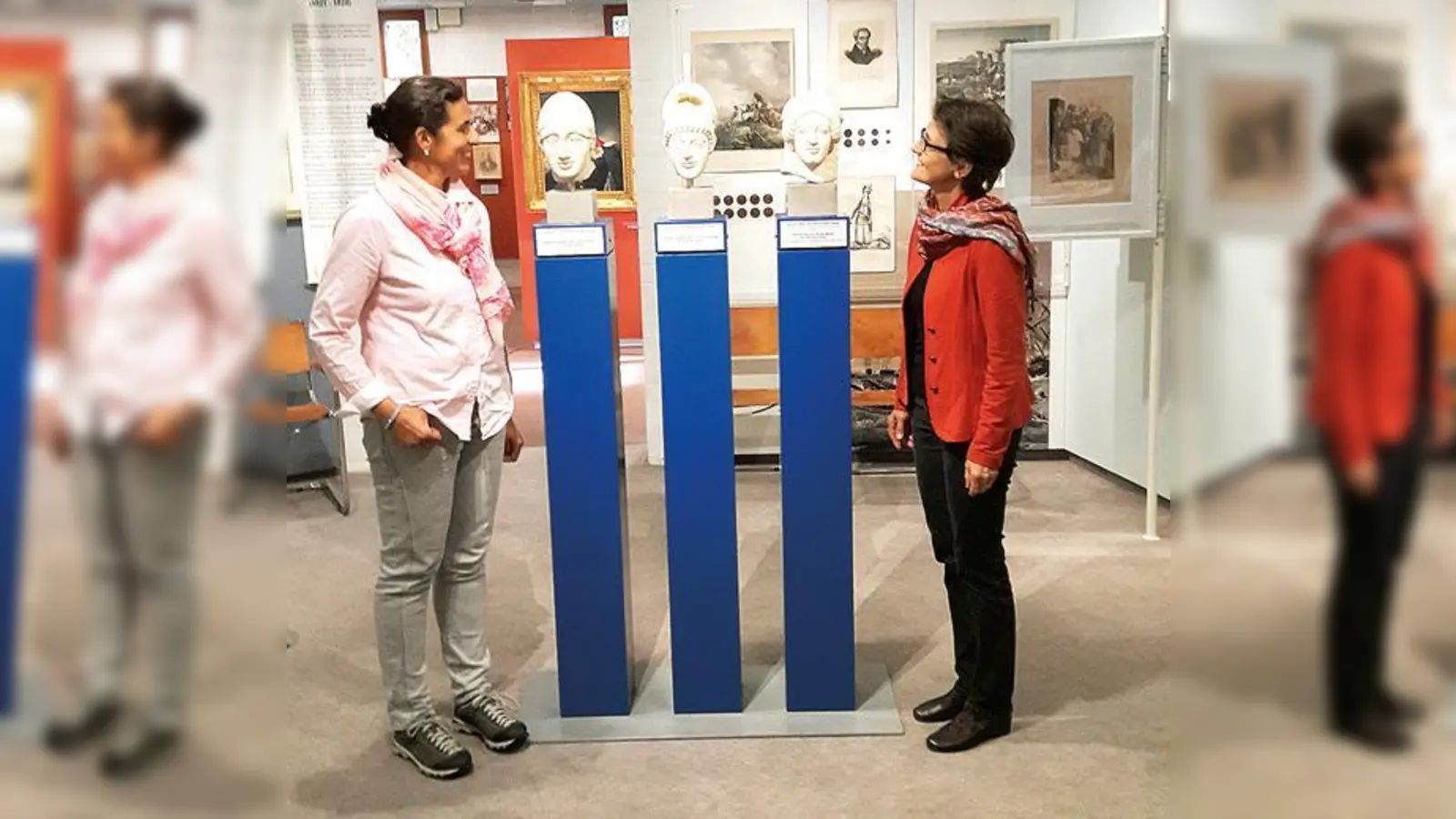 Die BR-Filmemacherinnen Sabine Scharnagl (r.) und Bettina Hausler-Thomas bei der Besichtigung des König-Otto-Museums.	 (Foto: Oliver Biebl)