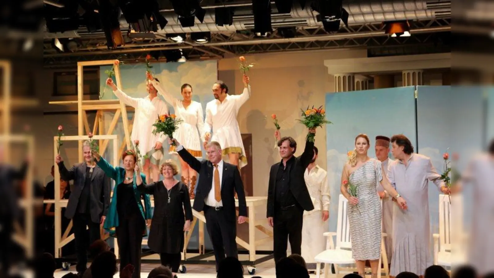 Applaus für die gelungene Premiere und das tolle Team! Jörg-Oliver Werner, Claudia Weinhart, Marcus Everding und Andreas Pascal Heinzmann sowie die Solisten Karolina Plickova als Helena und Stefan Kastner als Pari (v.l.). (Foto: us)