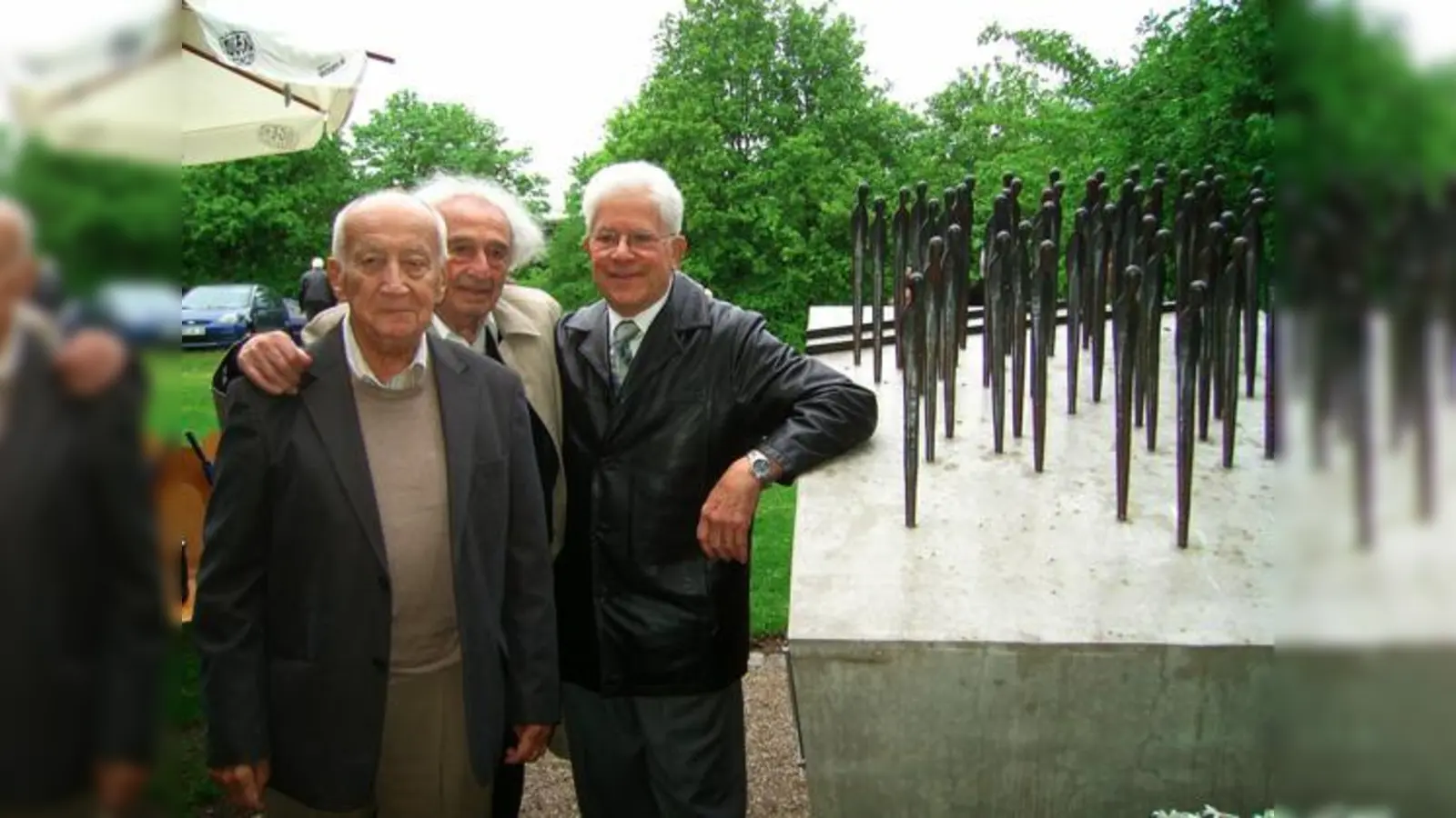 Die letzten drei Überlebenden des »Todeszuges von Poing«: Leslie Schwartz, Max Mannheimer und Stephen Nasser (v. l.) am Poinger Mahnmal.	 (Foto: Privat)