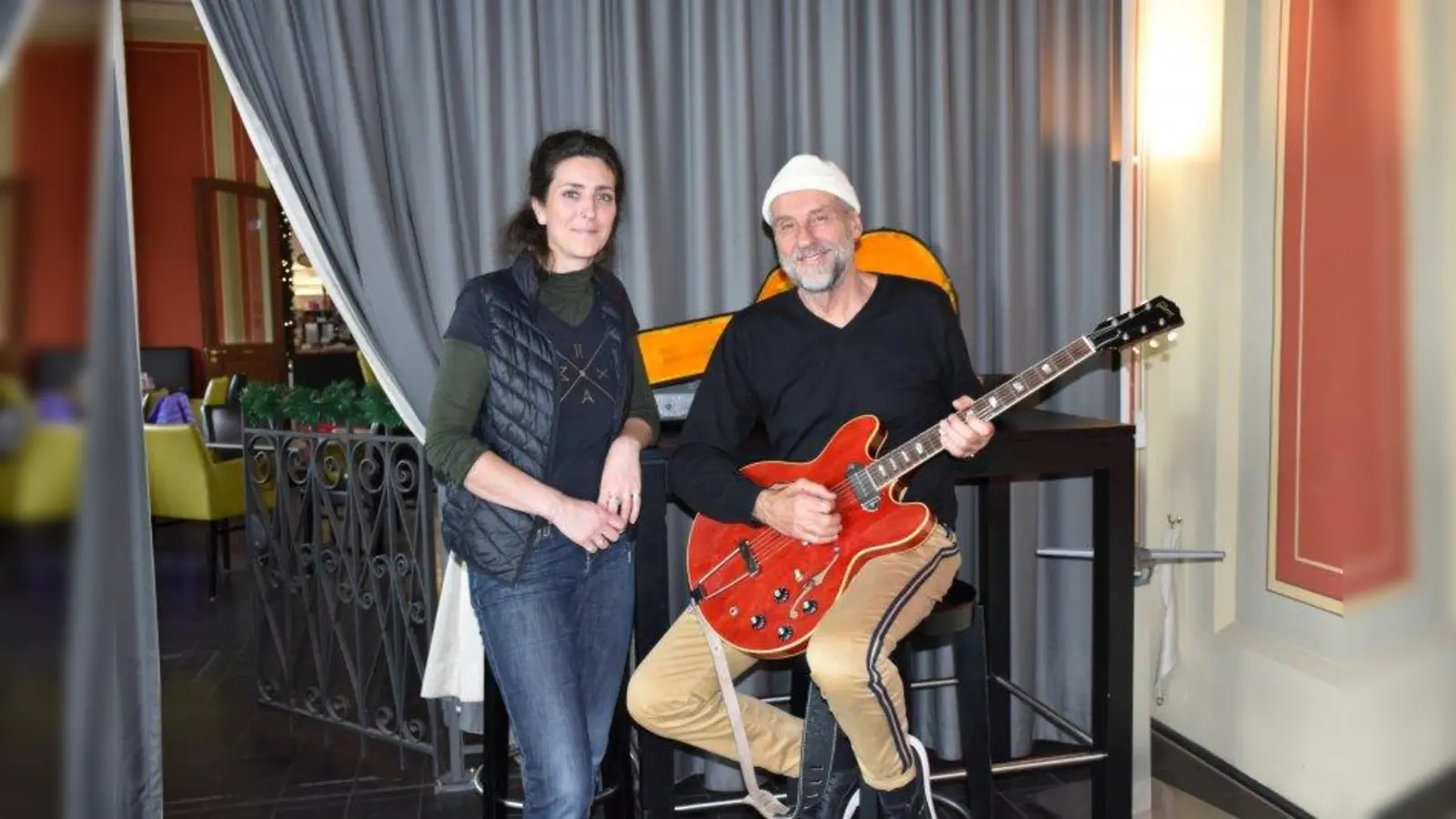 Eine erste musikalische Kostprobe gibt's von Daniel Friedrich für Kerstin Klug vom Cafe Max II. (Foto: Hauck)