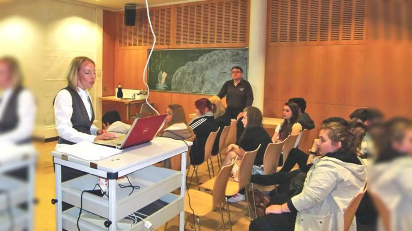 Datenschutzbeauftragte Daniela Duda erklärt den Schülern den sensiblen  Umgang mit ihren persönlichen Daten im Internet. 	 (Foto: ikb)