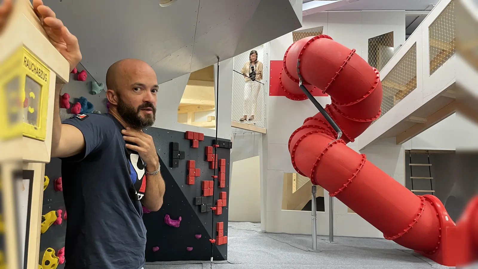Dominik Arnold freut sich über das neue Indoor-Kinderparadies zum Spielen und Toben.  (Foto: pst)