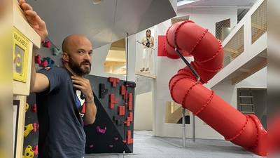 Dominik Arnold freut sich über das neue Indoor-Kinderparadies zum Spielen und Toben.  (Foto: pst)