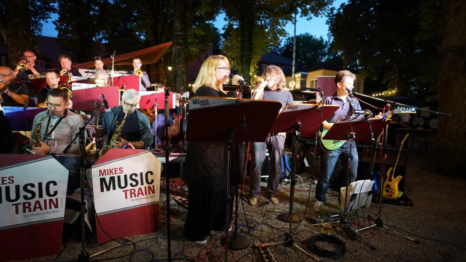 MikesMusikTrain wird beim Sommerfest am Mangfallplatz für gute Stimmung sorgen.  (Foto: MMT Big Band)