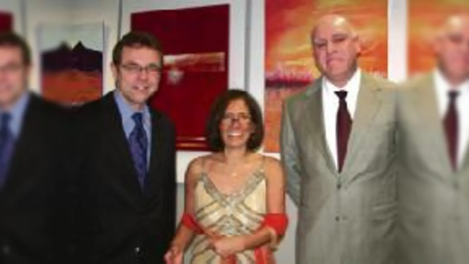 Bei der Vernissage am 28. März im peruanischen Konsulat: Generalkonsul Hernández, Künstlerin de la Vega de Succu, Mitorganisator Stefan Kufner (v.r.) 	 (Foto: Privat)