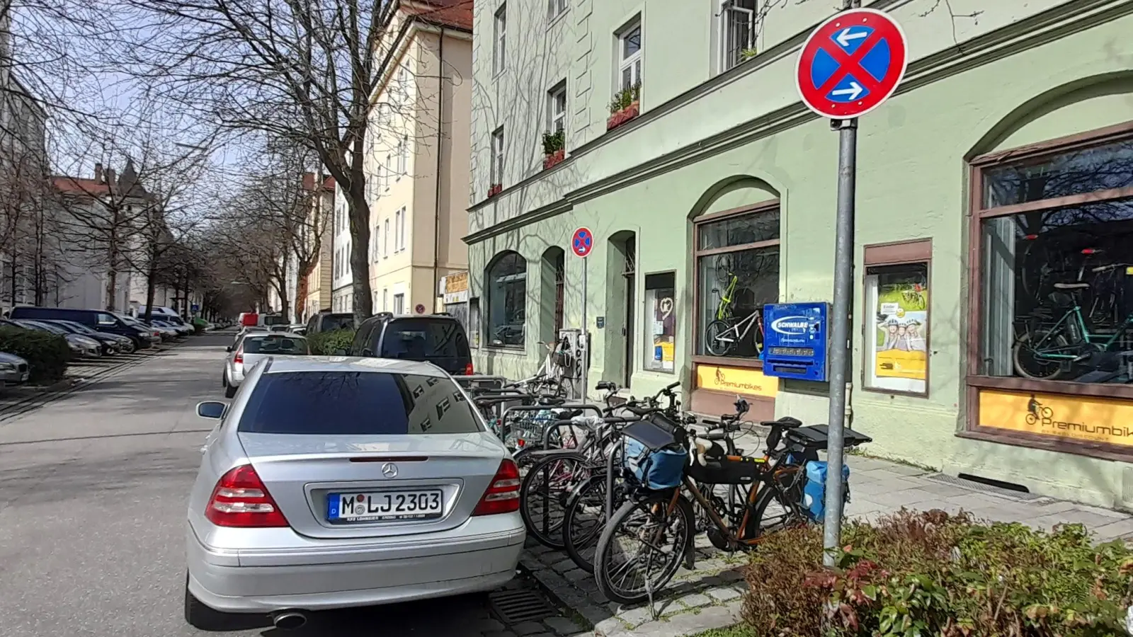 Regelmäßig wird in der Guldeinstraße Ecke Trappentreustraße gegen das Halteverbot verstoßen – zum Ärger vieler Radfahrer, deren Bikes damit eingeparkt werden. (Foto: kö)
