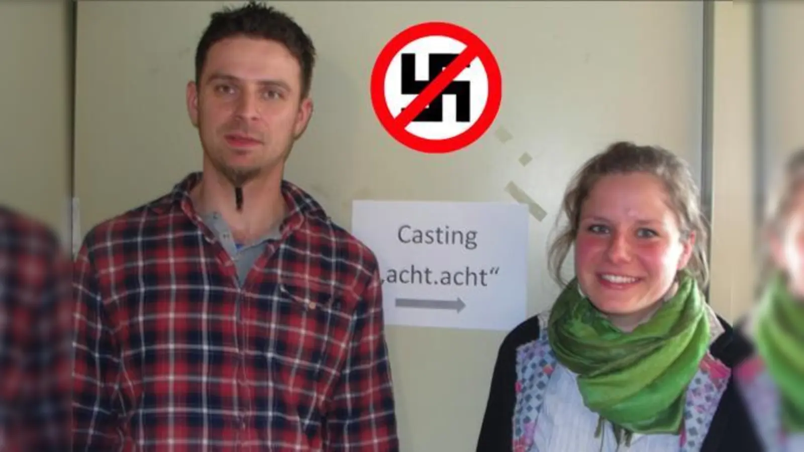 Die pädagogischen Mitarbeiter des Jugendzentrums Lars Hoffmann und Judith Gitay vor dem Casting-Raum in der Poinger Grund- und Mittelschule.	 (Foto: cs)
